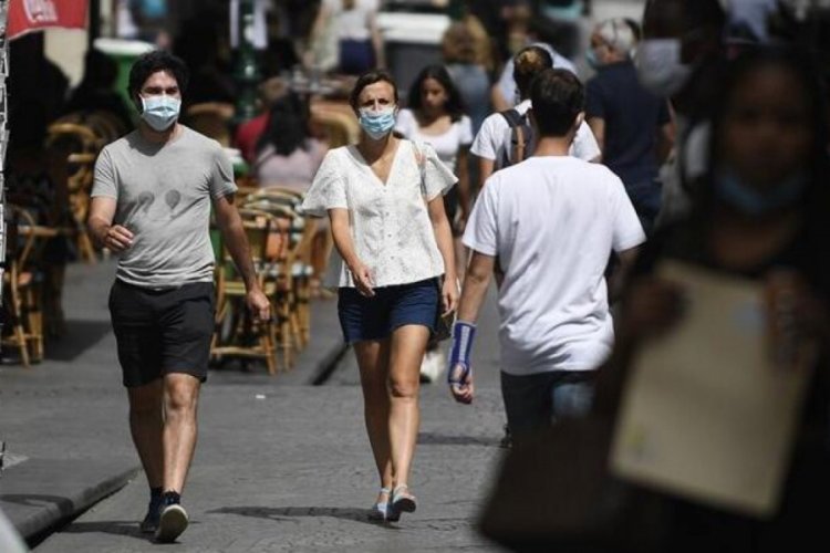 İspanya'da Covid-19'a karşı a&ccedil;ık alanda sigara i&ccedil;me yasağı getirildi