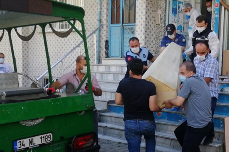 İntihar eden annesini g&ouml;r&uuml;nce bileklerini kesti