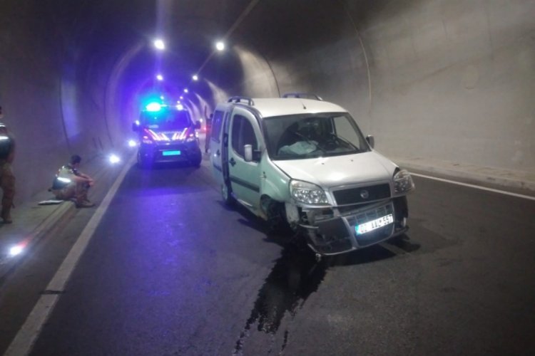 Hafif ticari, t&uuml;nel duvarına &ccedil;arptı
