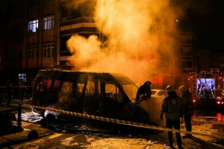 İstanbul'da servis minib&uuml;s&uuml; alevlere teslim oldu