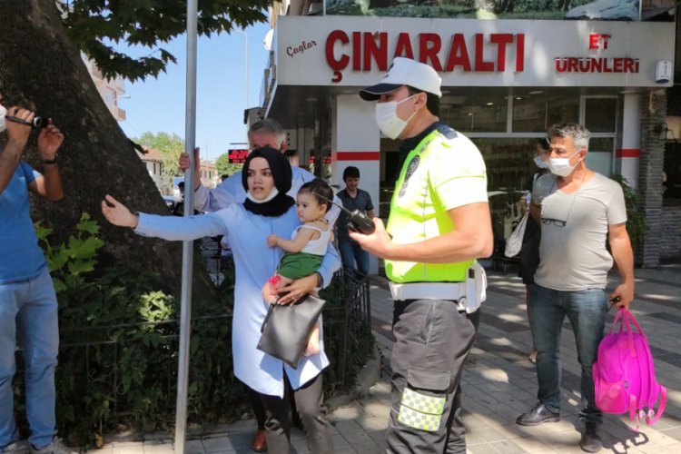 Bursa'da pusetteki bebeğiyle otomobilin &ccedil;arptığı anne g&ouml;zyaşlarını tutamadı
