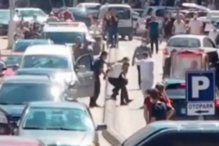 Aracıyla ka&ccedil;arken 9 araca &ccedil;arpan ş&uuml;phelinin yakalanma anı kamerada