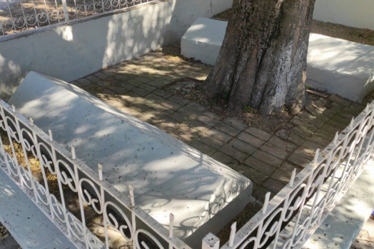 Bursa'da tarihi t&uuml;rbedeki sprey boyalı tahribat giderildi