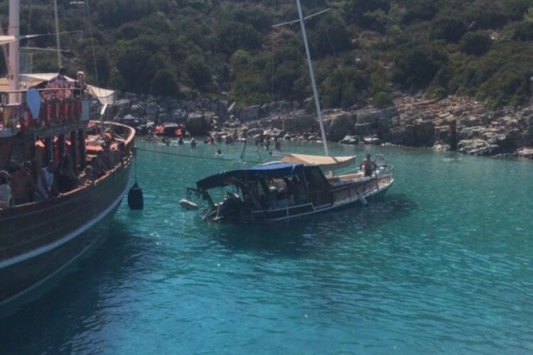 Kayalıklara &ccedil;arpan tekne karaya oturdu