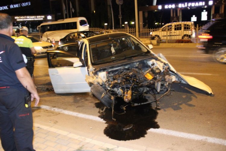 Otomobil bariyerlere &ccedil;arptı: 1 yaralı