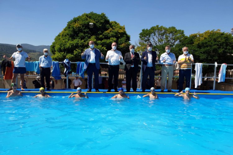 Bursa'da ilk defa yüzme havuzu gören çocuklar doyasıya yüzdü
