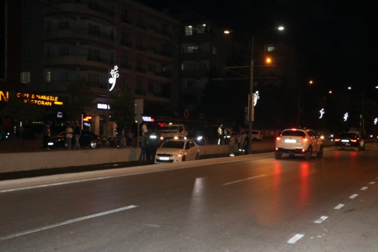 &Ouml;n&uuml;ne &ccedil;ıkan yayalara &ccedil;arpmamak i&ccedil;in tramvay yoluna u&ccedil;tu