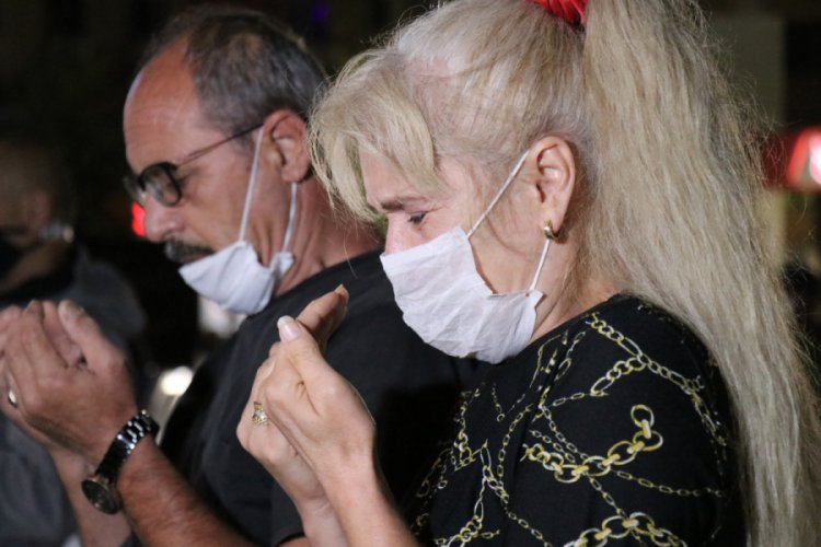 Deprem saatinde eller semaya a&ccedil;ıldı