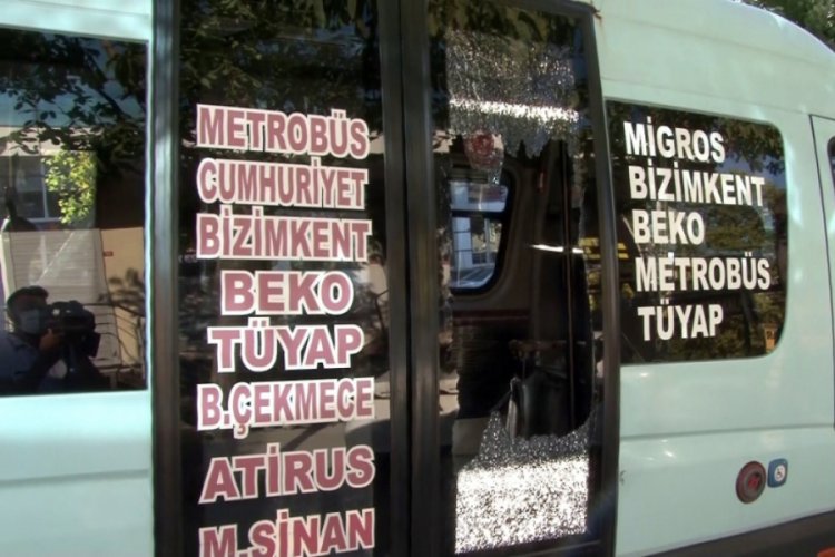 Minib&uuml;sten indirilen fazla yolcu camı yumruklayarak kırdı