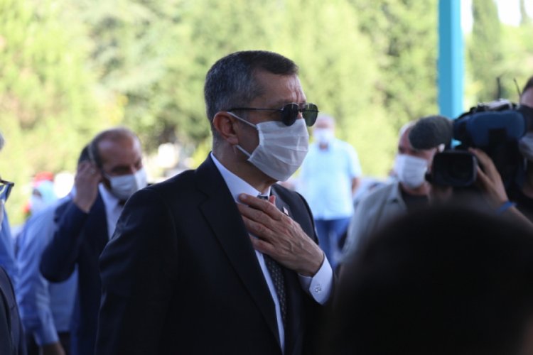 Bakan Ziya Sel&ccedil;uk'tan 17 Ağustos Depremi Şehitliği'ne ziyaret