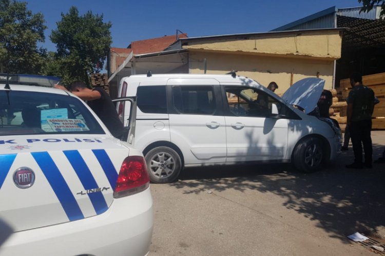 Bursa'da otomobille &ccedil;arpışan motosikletin s&uuml;r&uuml;c&uuml;s&uuml; yaralandı