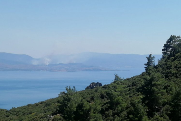 Midilli Adası'ndan y&uuml;kselen dumanlar, Assos sahilinden g&ouml;r&uuml;ld&uuml;