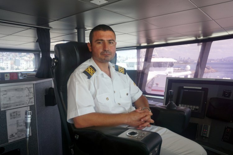 Marmara'da mahsur kalan balık&ccedil;ıyı kurtaran kaptan: &Ccedil;iğ balık yiyerek hayatta kalmış