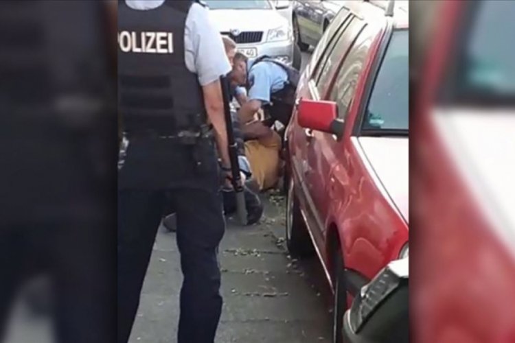 Alman polisinden T&uuml;rk gence 'George Floyd' muamelesi