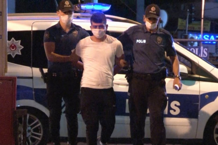 Berbere giren bı&ccedil;aklı soyguncu kıskıvrak yakalandı