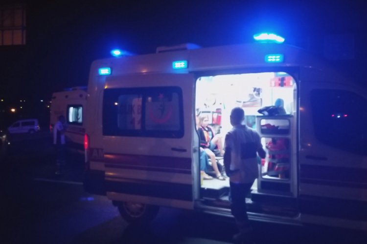 Zonguldak'ta iki otomobil kavşakta &ccedil;arpıştı