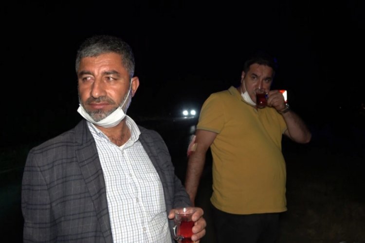 Kaza yaptıkları ara&ccedil;tan &ccedil;ıkar &ccedil;ıkmaz &ccedil;ay i&ccedil;tiler