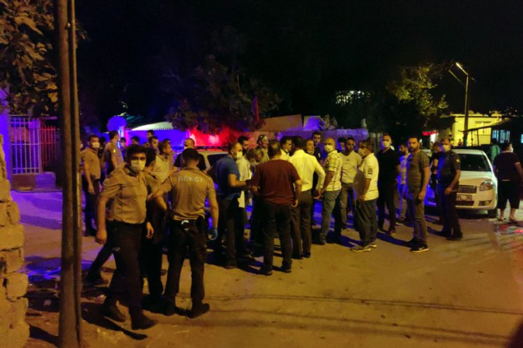 Ş&uuml;pheliyi g&ouml;zaltına almak isteyen polis ekibine taşlı saldırı