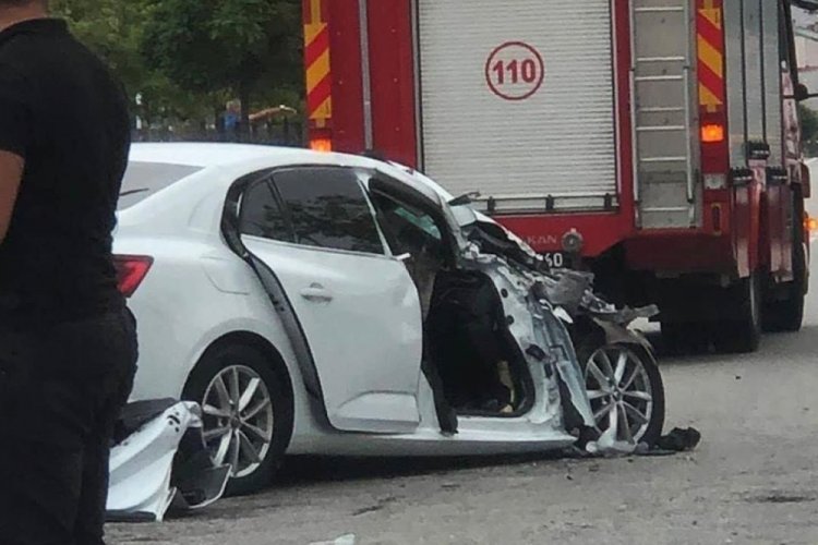 Otob&uuml;se &ccedil;arpan otomobildeki 6 yaşındaki &ccedil;ocuk hayatını kaybetti