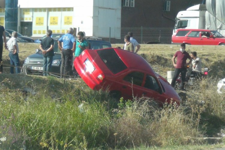 Bursa'da başkasına yol vermek isterken dereye u&ccedil;uyordu