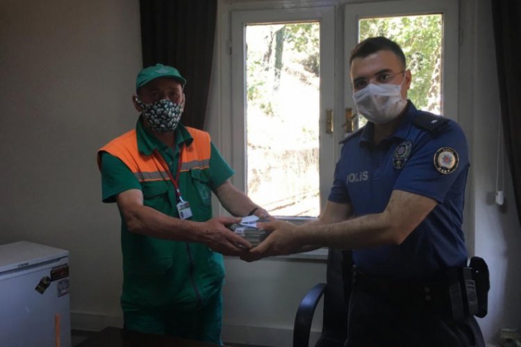Bursa'da temizlik iş&ccedil;isi, &ccedil;&ouml;pte bulduğu y&uuml;kl&uuml; parayı polise teslim etti