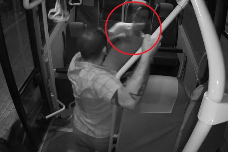 Bursa'da minib&uuml;s şof&ouml;r&uuml; ve mahalle bek&ccedil;isinin darp edilme anı kamerada