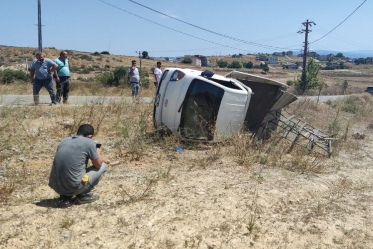 Bursa'da yan yatan kamyoneti, başka kamyonla d&uuml;zeltip yollarına devam ettiler
