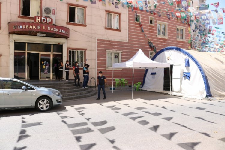 HDP &ouml;n&uuml;ndeki ailelerin evlat n&ouml;beti 351. g&uuml;n&uuml;nde