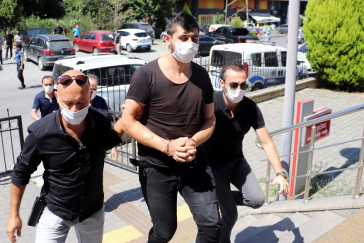Babası ile amcasının katilini &ouml;ld&uuml;ren gen&ccedil;, adliyeye sevk edildi