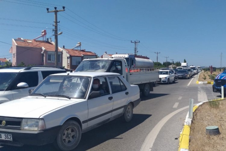 Balıkesir'de kamyonet ile otomobil &ccedil;arpıştı