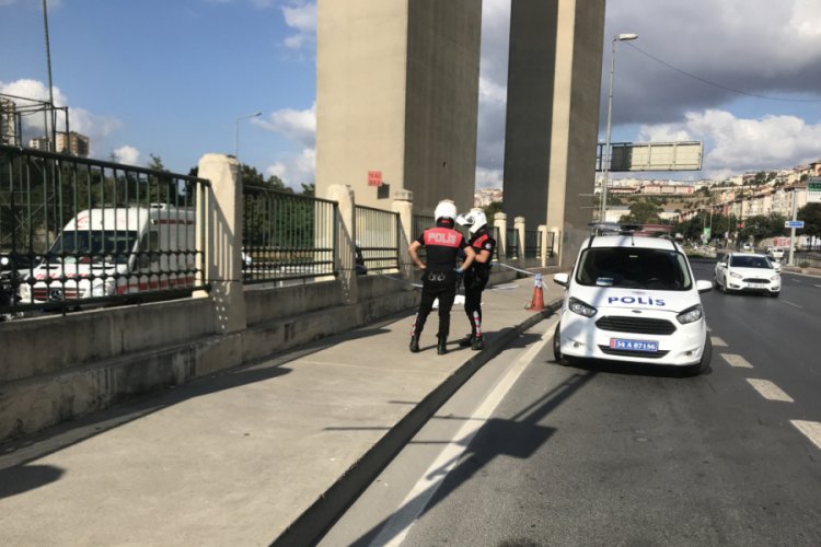 Aracını yol kenarına park eden şahıs viyad&uuml;kten atladı