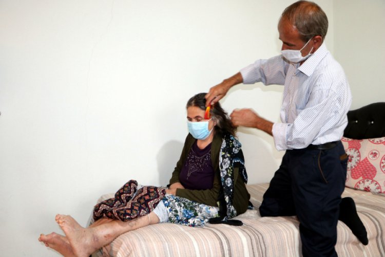 13 yıldır y&uuml;r&uuml;yemeyen eşinin t&uuml;m ihtiya&ccedil;larını karşılıyor