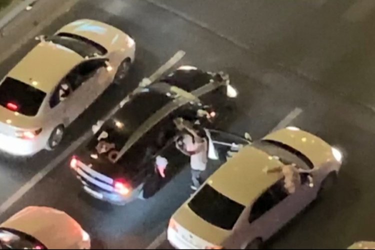 Yasağa rağmen d&uuml;ğ&uuml;n konvoyu oluşturup, kırmızı ışıkta halay &ccedil;ektiler