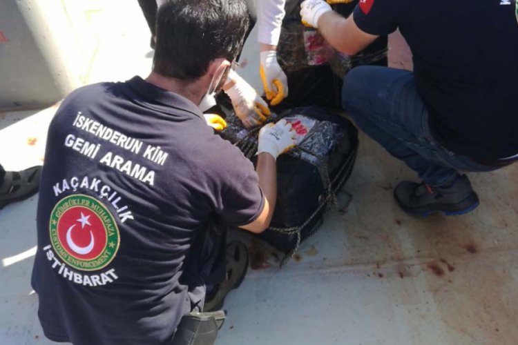 Kolombiya'dan gelen gemide 72 kilo kokain ele ge&ccedil;irildi
