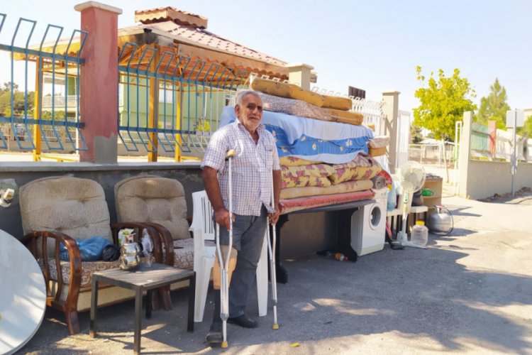 Evden &ccedil;ıkarılan engelli eşyalarıyla sokakta kaldı