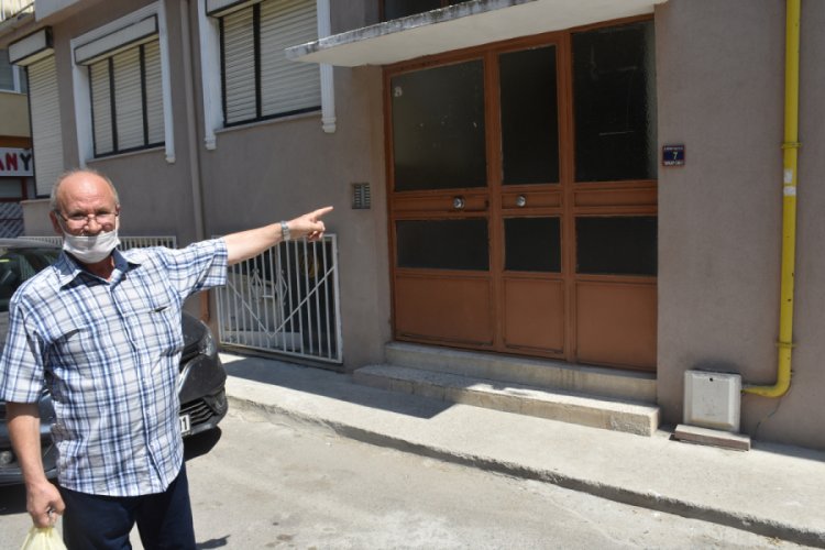 Apartmanın giriş kapısına yazılan 'Arap&ccedil;a' yazıya inceleme