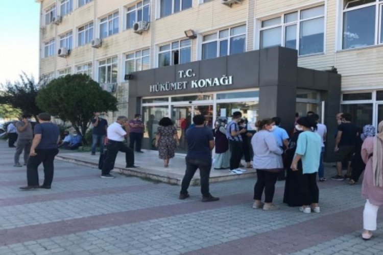 Karantinadan &ccedil;ıkıp n&uuml;fus m&uuml;d&uuml;rl&uuml;ğ&uuml;ne gelince ortalık karıştı