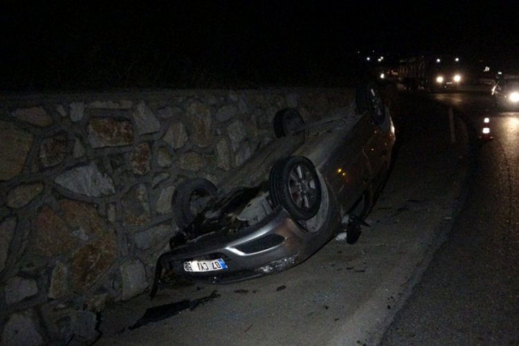 TIR'dan d&uuml;şen demirlere &ccedil;arpan otomobil şarampole devrildi: 3 yaralı