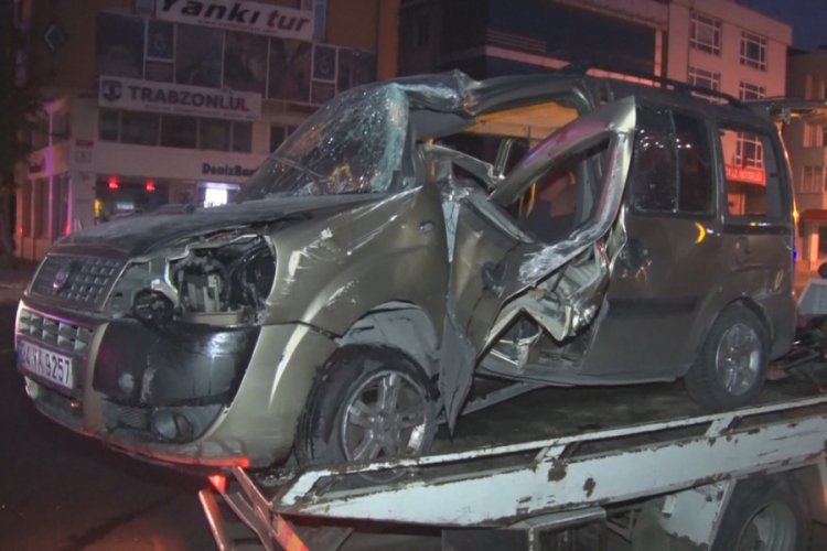 Hafif ticari ara&ccedil; kaza yaptı: 1'i ağır 2 yaralı