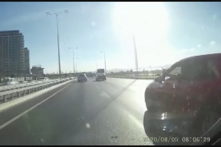 Trafikte tartıştığı motosikletliye silah g&ouml;sterdi