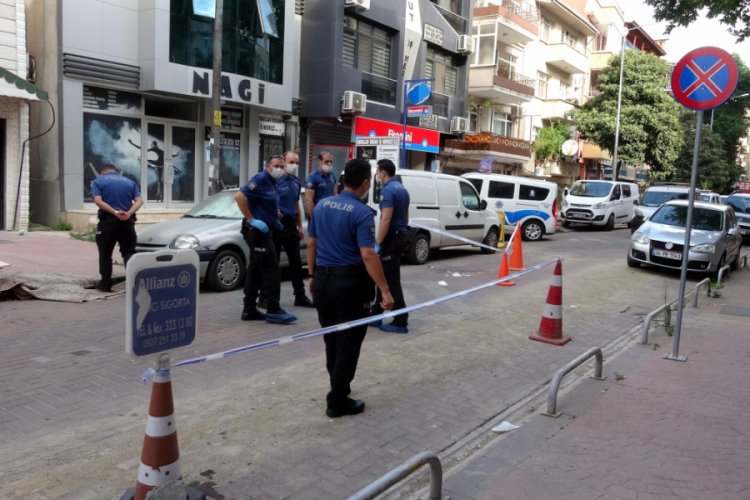 Ev arkadaşıyla birbirlerini bı&ccedil;akladı, yardım i&ccedil;in sokağa s&uuml;r&uuml;nd&uuml;