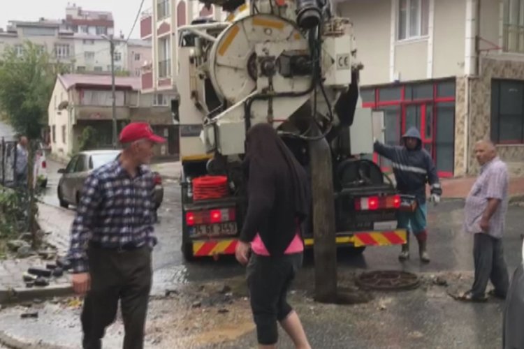 Arnavutk&ouml;y'de ev ve işyerlerini su bastı