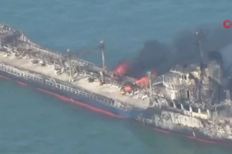 &Ccedil;in'de petrol tankeri ile y&uuml;k gemisi &ccedil;arpıştı: 14 kişi kayıp
