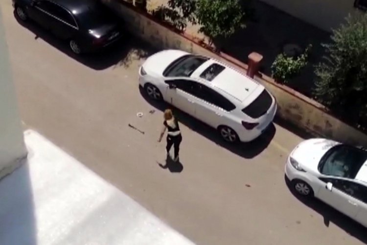 &Ouml;fkeli kadın, park halindeki otomobilin camlarını kırdı