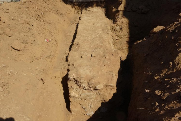 İnşaat alanında 1600 yıllık sur duvarı bulundu