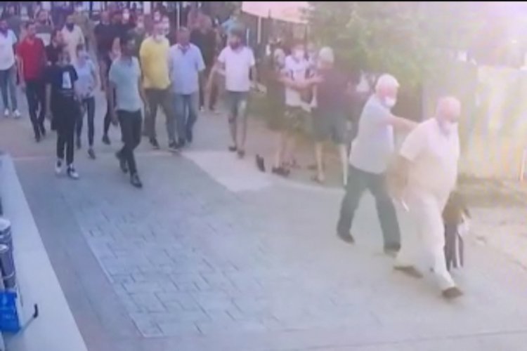 Kadınlara bı&ccedil;ak &ccedil;ekti, halk tepkisi ile karşılaşınca karakola sığındı