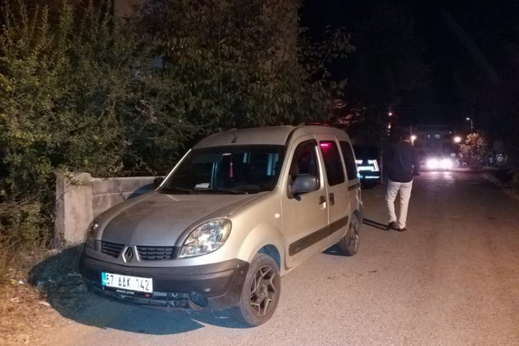 Otomobilin &ouml;n&uuml;n&uuml; kesip s&uuml;r&uuml;c&uuml;y&uuml; kalbinden bı&ccedil;akladı