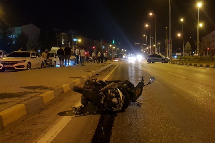 Ters y&ouml;nden &ccedil;ıkış yapan motosiklete otomobil &ccedil;arptı