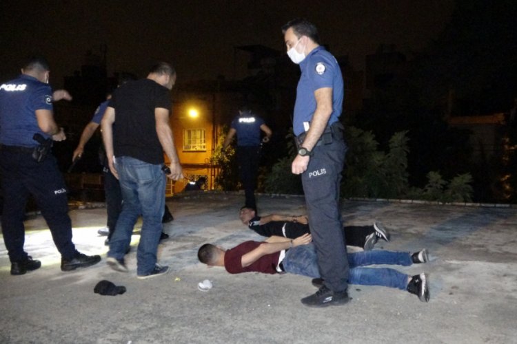 Silahlı saldırganlar saklandıkları evin damında yakalandı