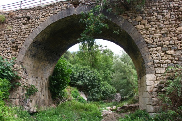 Tarihi k&ouml;pr&uuml;de defineci tahribatı